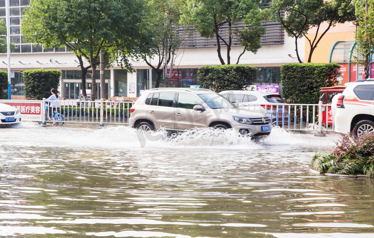 城市洪水洪涝中的车和淹没街道摄影图图片