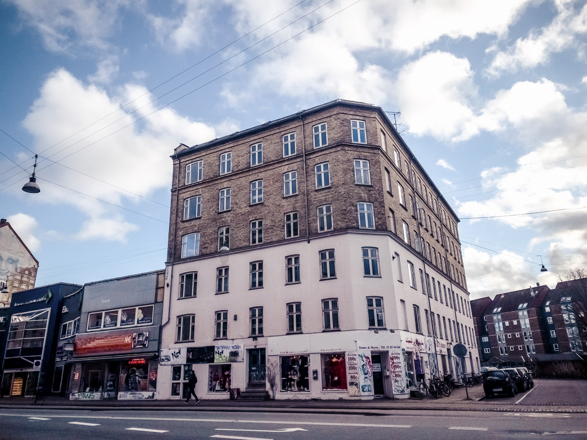 丹麦街头的撞色公寓摄影图图片
