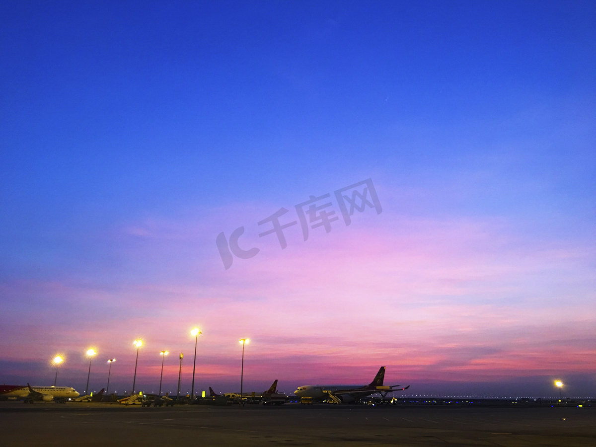 机场停机坪上的晚霞和天空摄影图图片