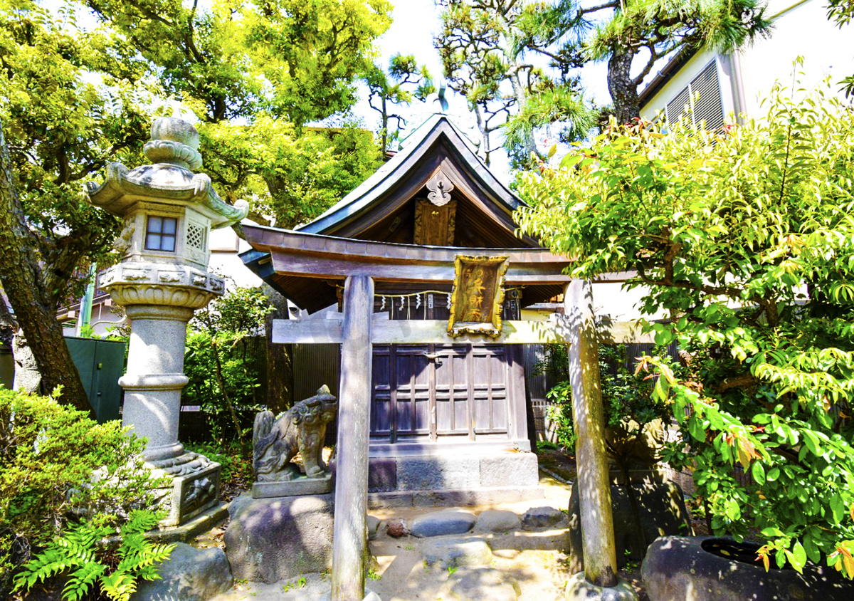 日本树林中拜神的小神庙摄影图图片