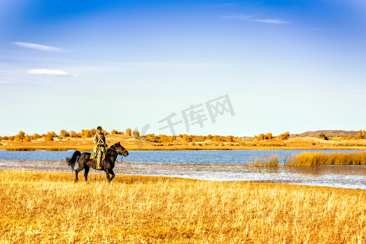 人物马匹和水面图片
