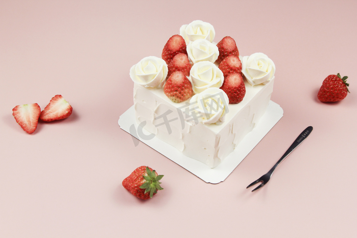 情人节奶油玫瑰草莓蛋糕摄影图图片