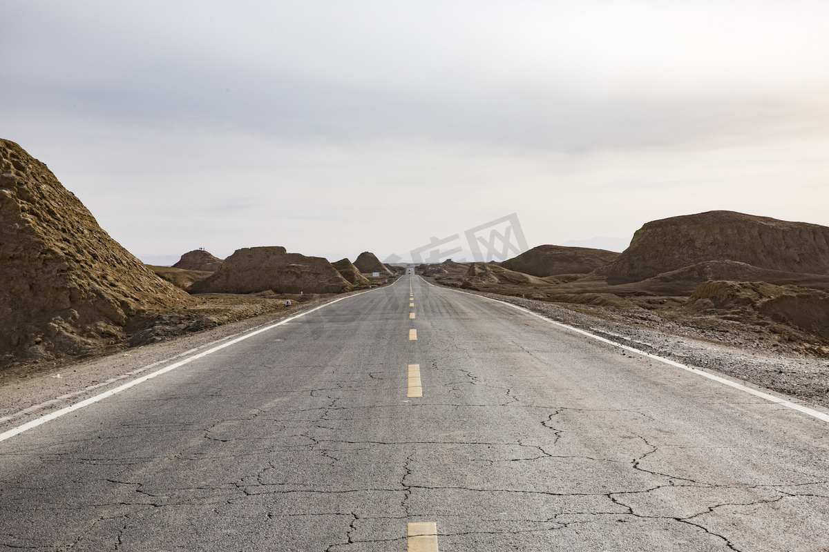 戈壁黄土高坡公路摄影图图片