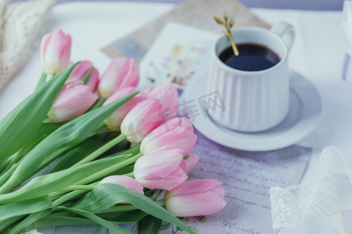 郁金香花束咖啡杯摄影图图片