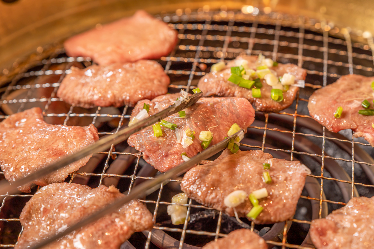 日料牛舌摄影图图片