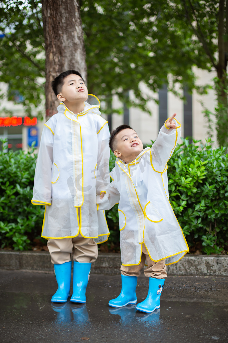 雨后弟弟指向天空让哥哥看图片