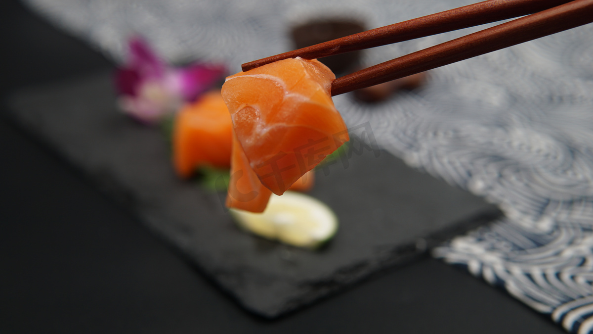 日式寿司三文鱼摄影图图片