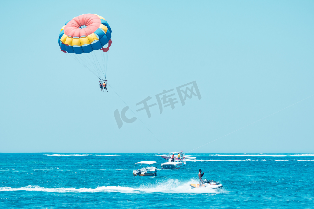 巴厘岛海龟岛上海上降落伞运动摄影图图片
