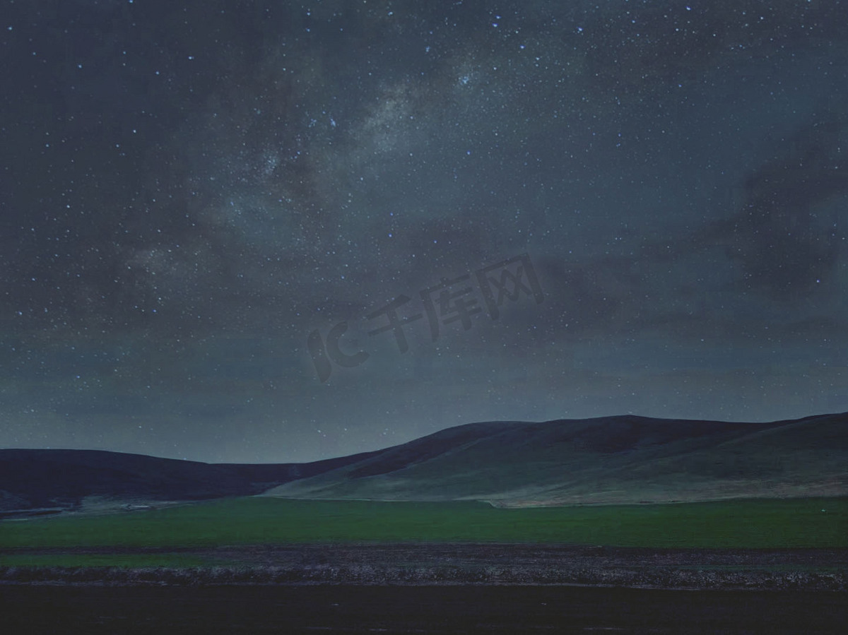 夜晚马路旁的草原和山脉高清摄影图图片