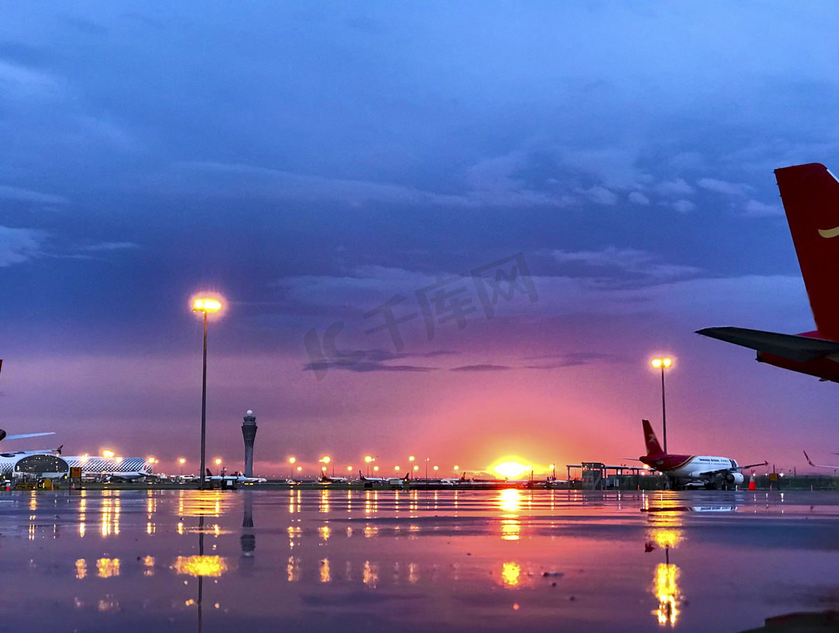 飞机场上的红色日出摄影图图片