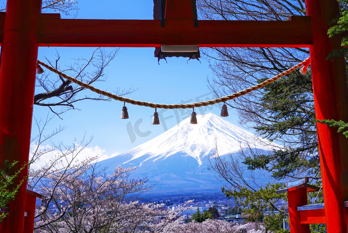 日本富士山和红色鸟居摄影图图片