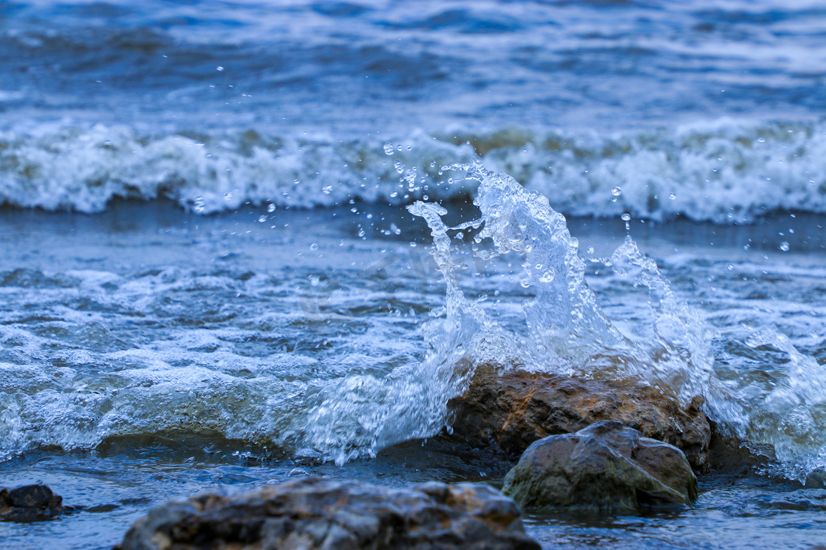 洱海边浪击石摄影图图片