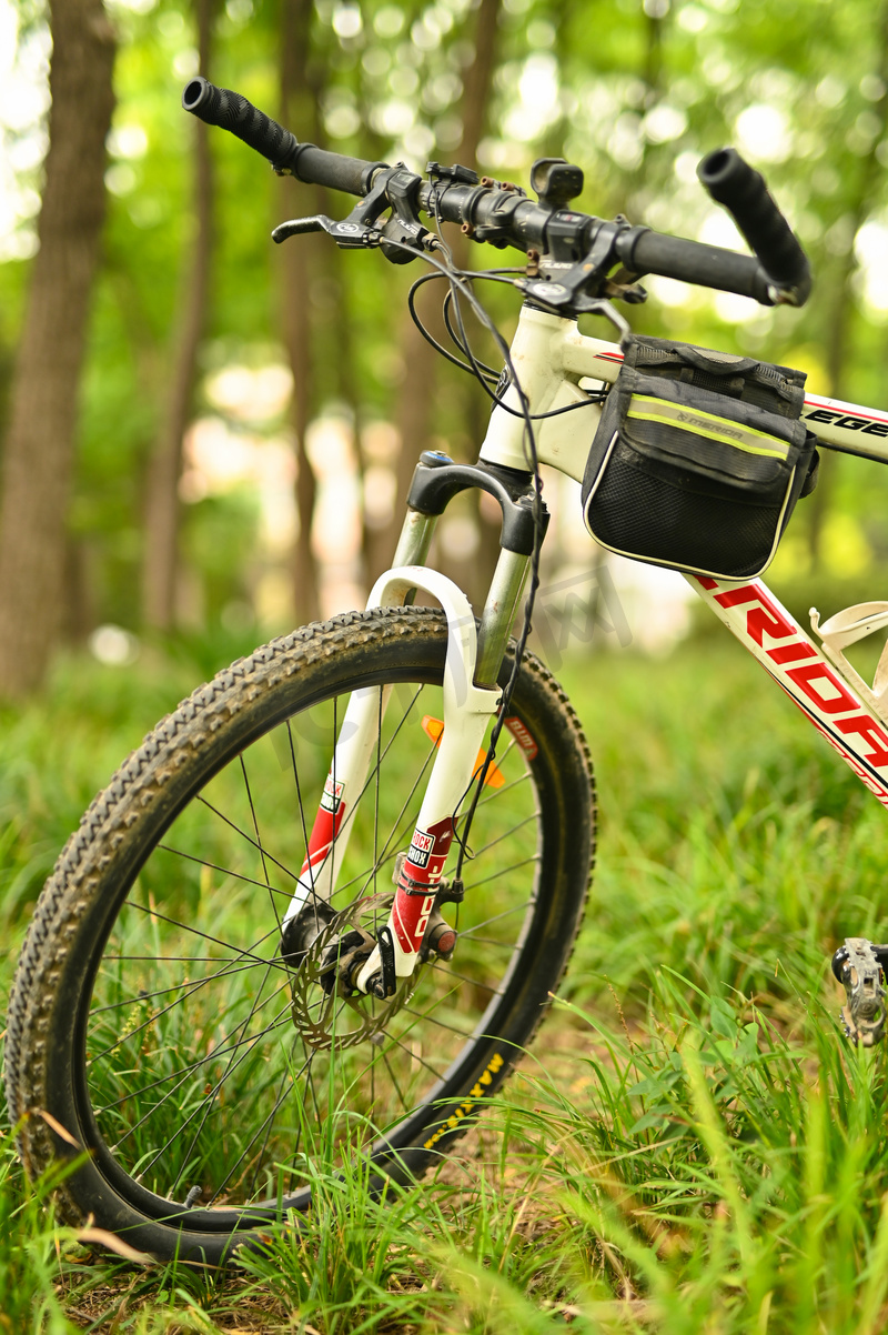 骑行野外游玩自行车摄影图图片