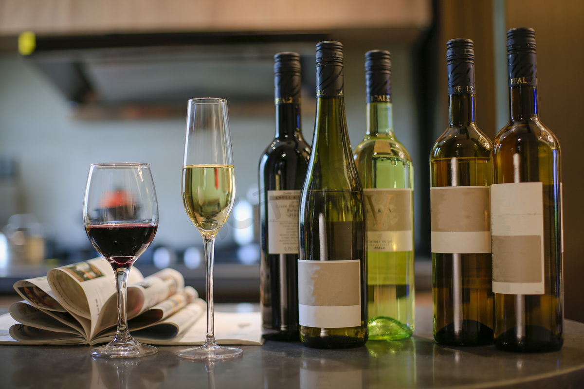  餐桌小酒台葡萄酒红葡萄酒摄影图 图片
