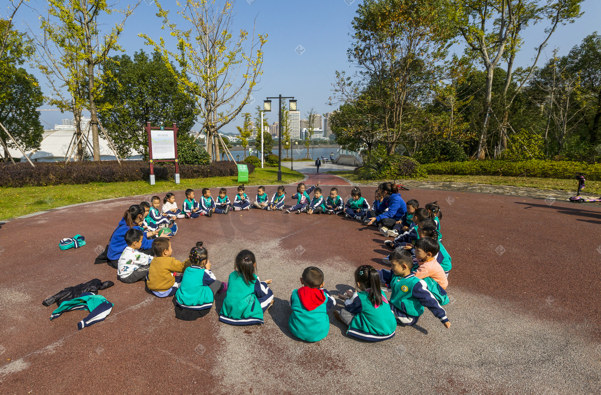 幼儿园带学生活动的场景照片摄影图图片