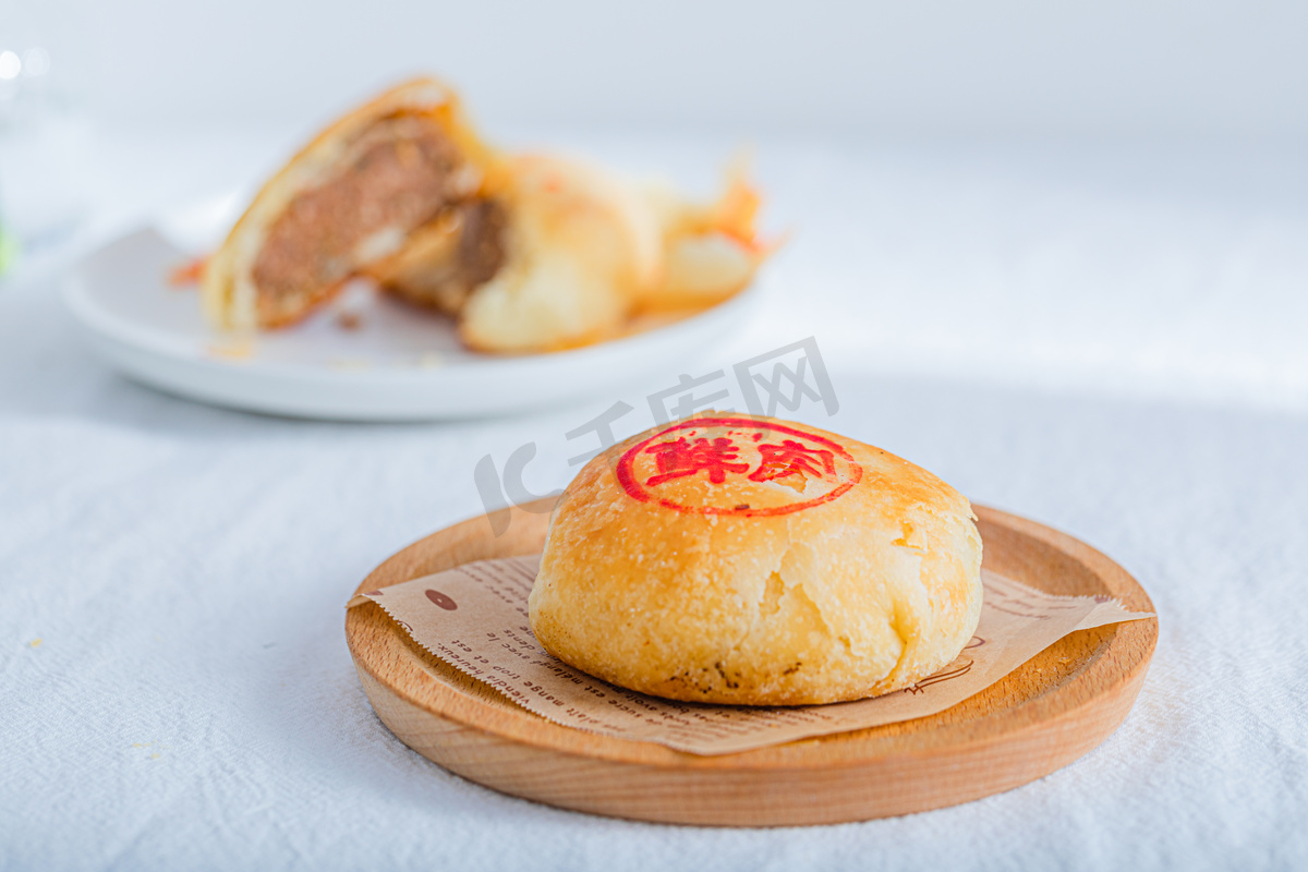  中秋美食月饼苏皮月饼鲜肉木盘图片