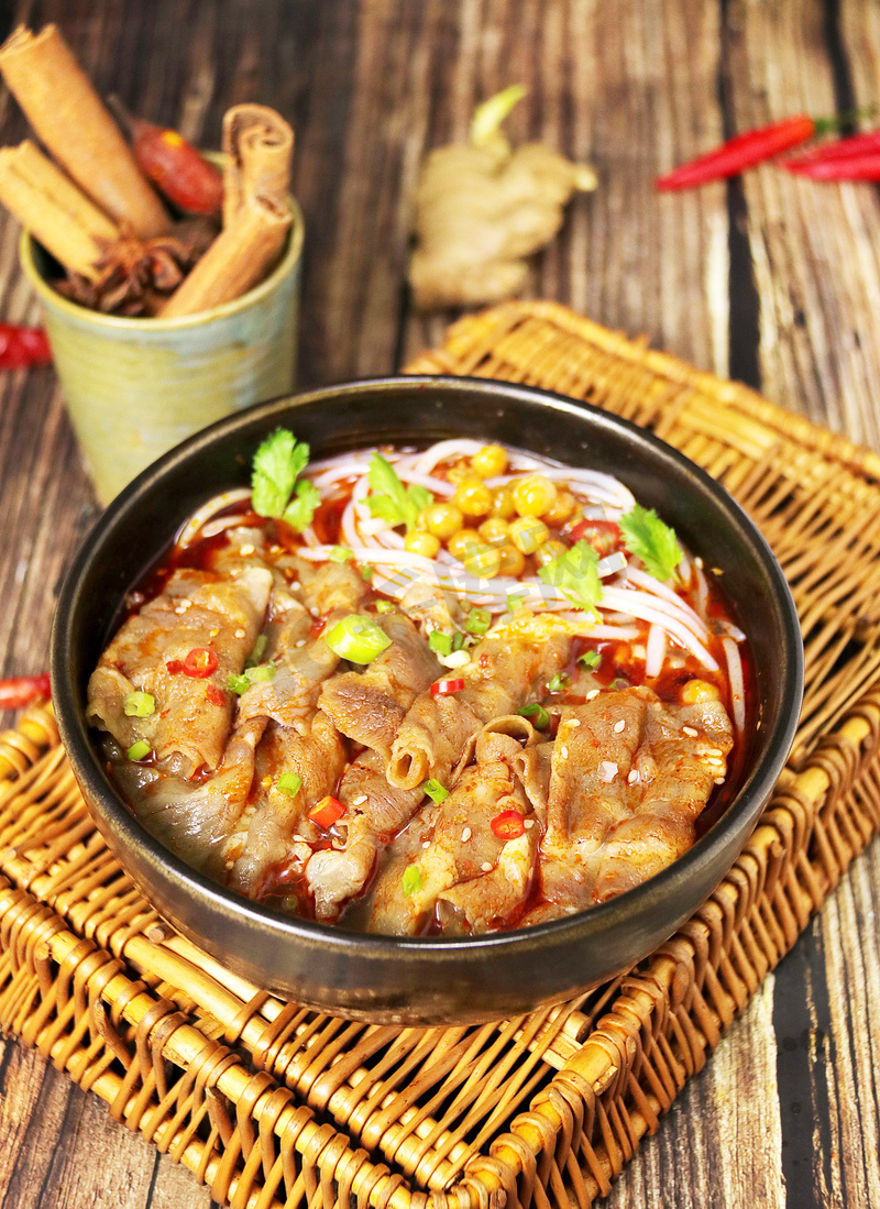 中式美食小吃肥牛米线摄影图图片