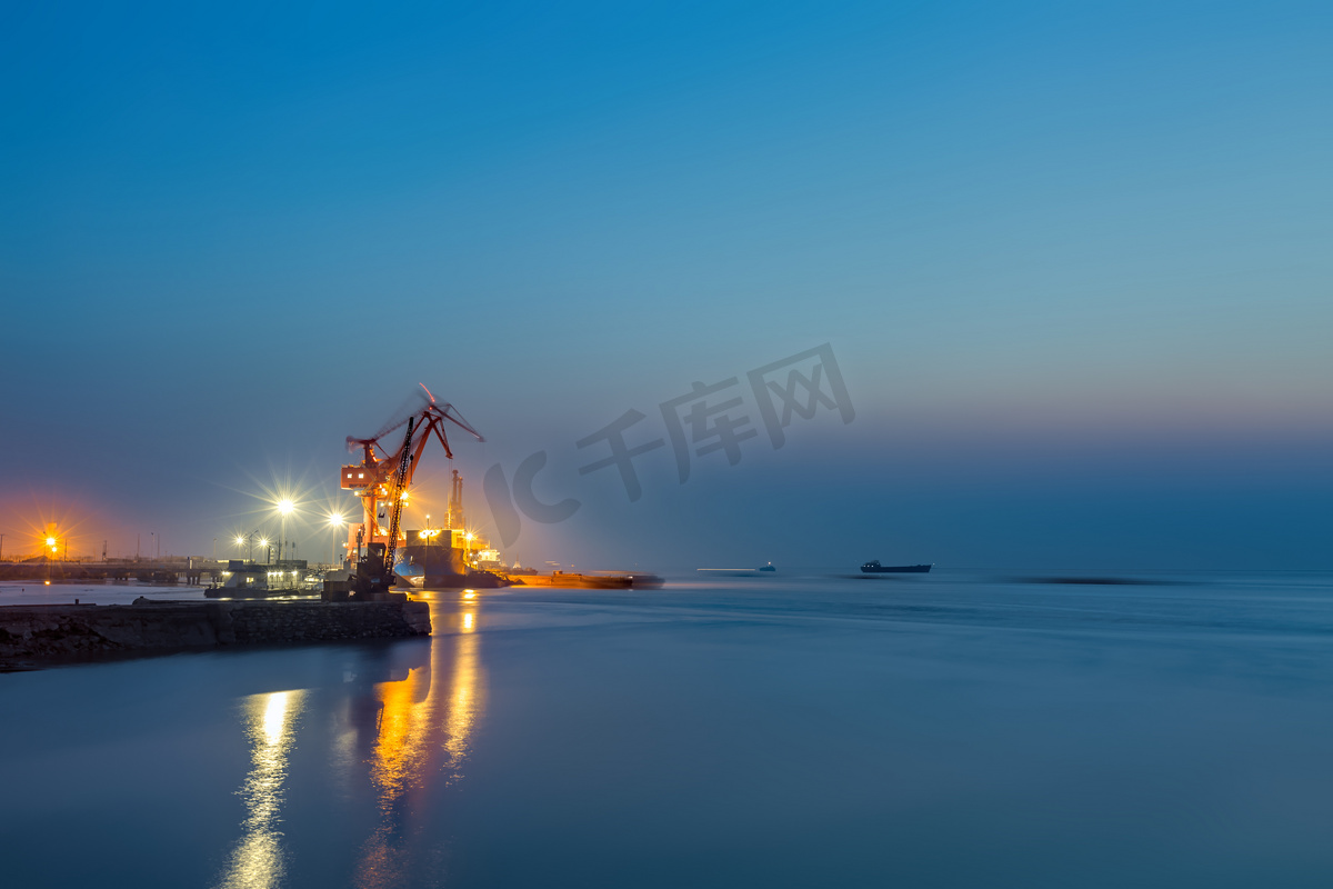 海边海港轮船和灯光摄影图图片