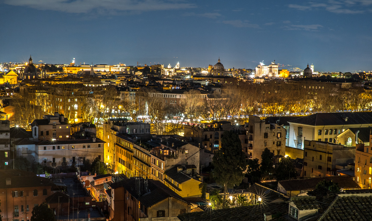 眺望夜晚的罗马老城摄影图图片