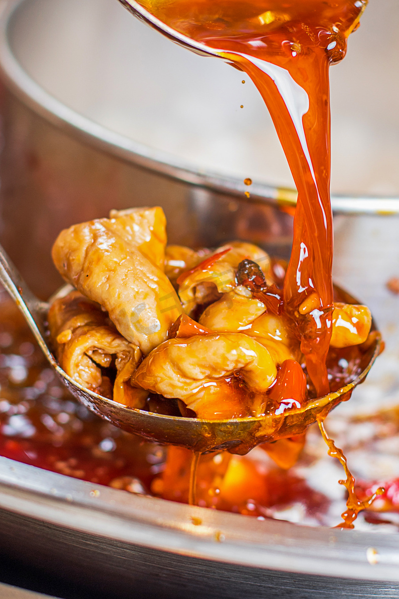 卤味火锅肥肠红油正面特写餐饮美食摄影图图片