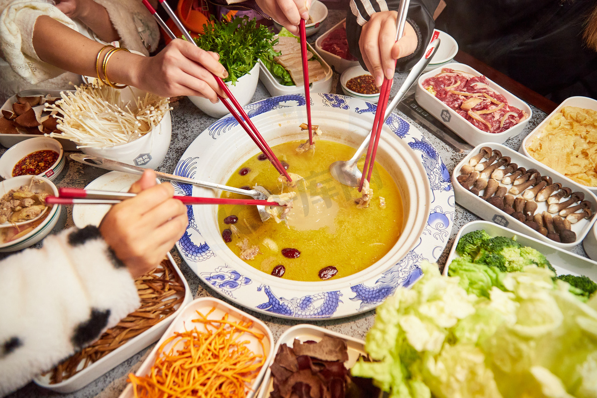 冬天火锅正面大景餐饮美食摄影图图片