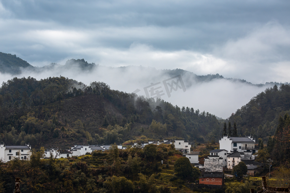 云海村庄山峰的图片图片