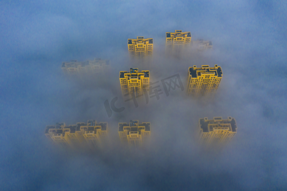 大雾中的高层建筑图片