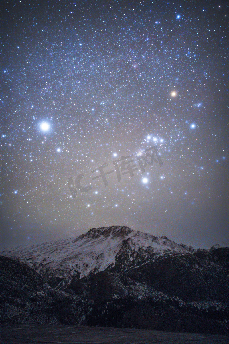 冰川星空柔焦夜晚雪山室外摄影摄影图配图图片