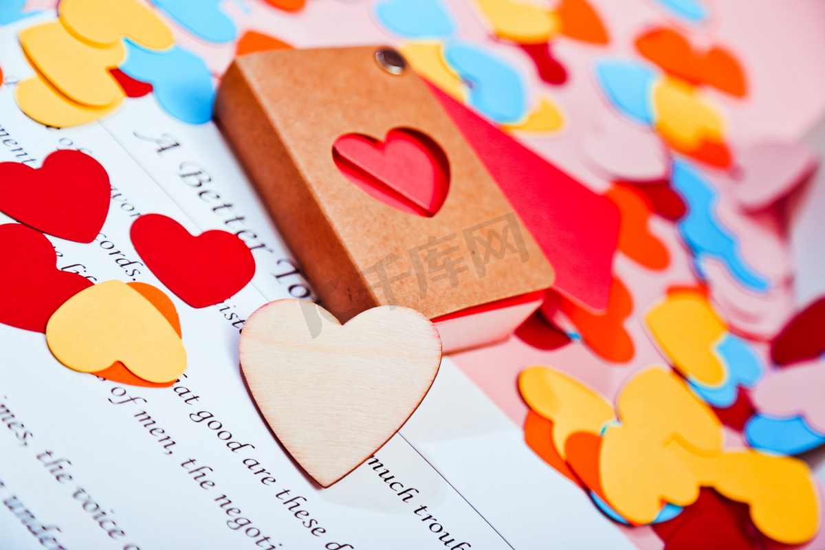 情人节室内心形卡纸棚拍浪漫的背景摄影图配图图片