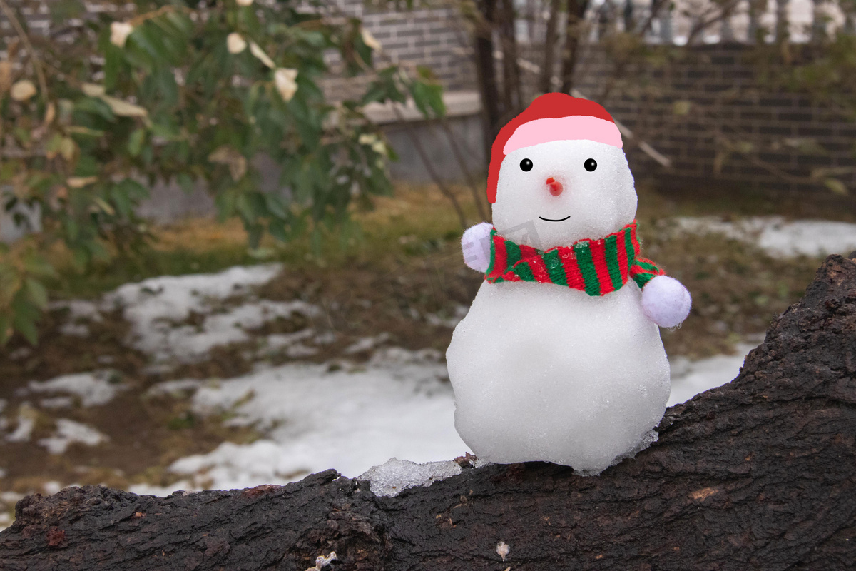 冬日大雪圣诞雪人白天冬日大雪圣诞雪人室外圣诞雪人摄影图配图图片