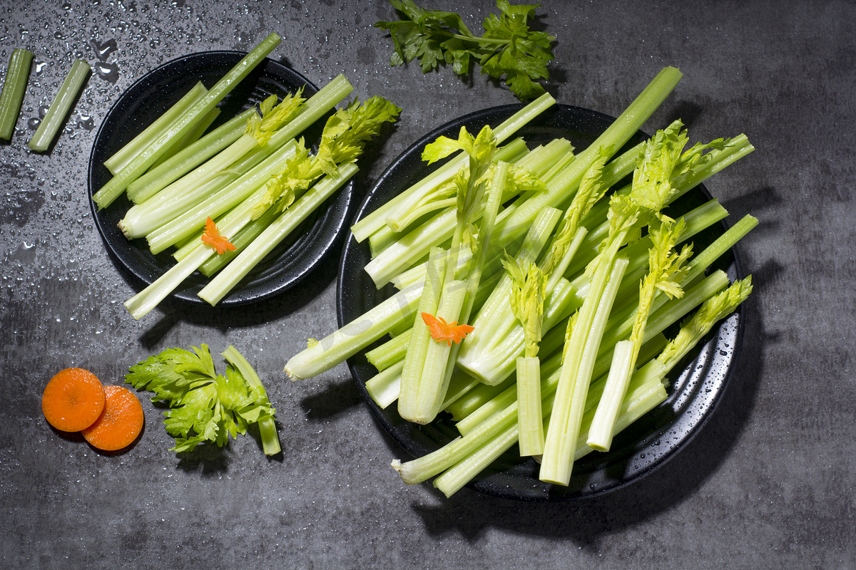 芹菜蔬菜春天芹菜杆美食健康生活方式摄影图配图图片