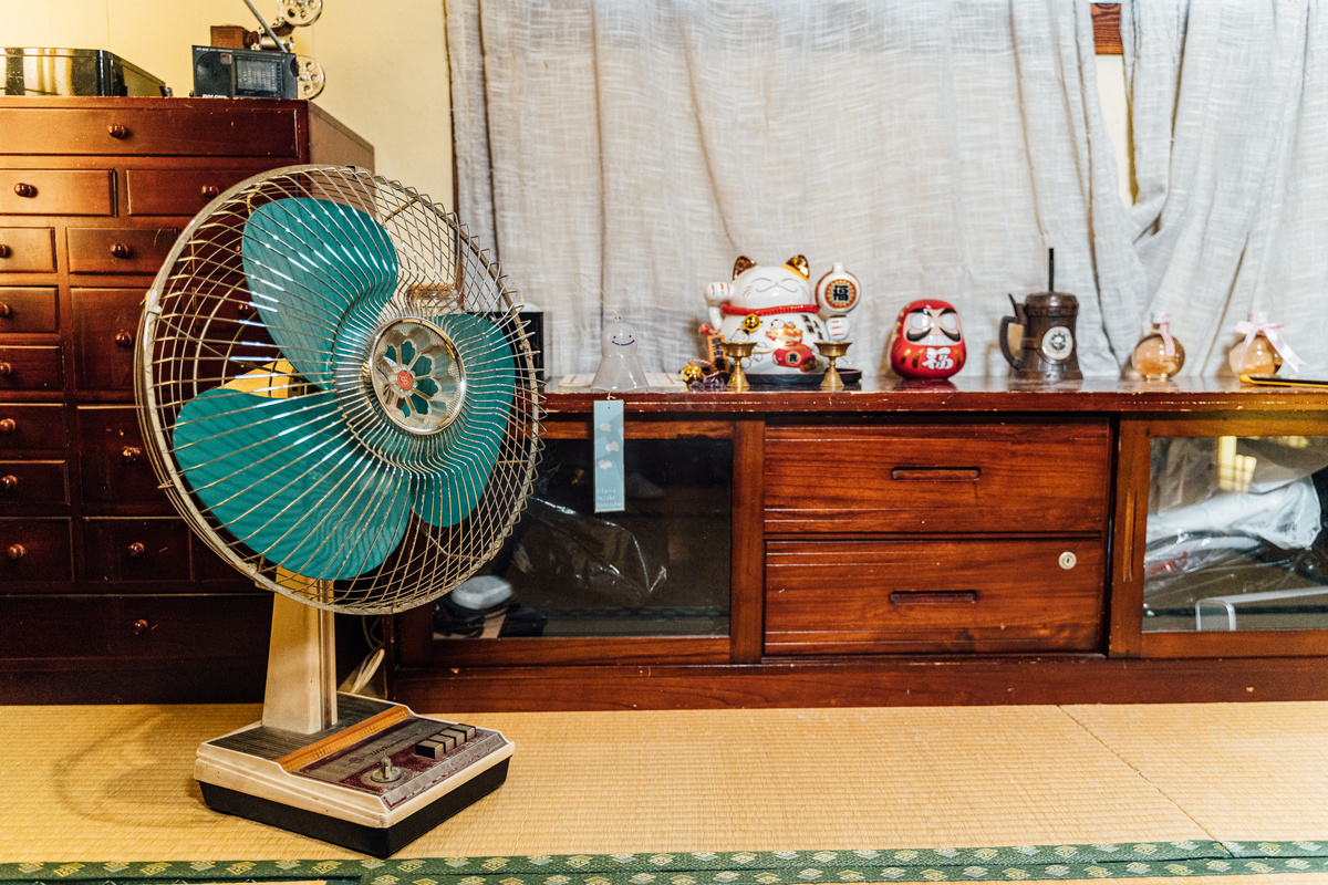 日式家居电风扇招财猫日本摄影图配图图片