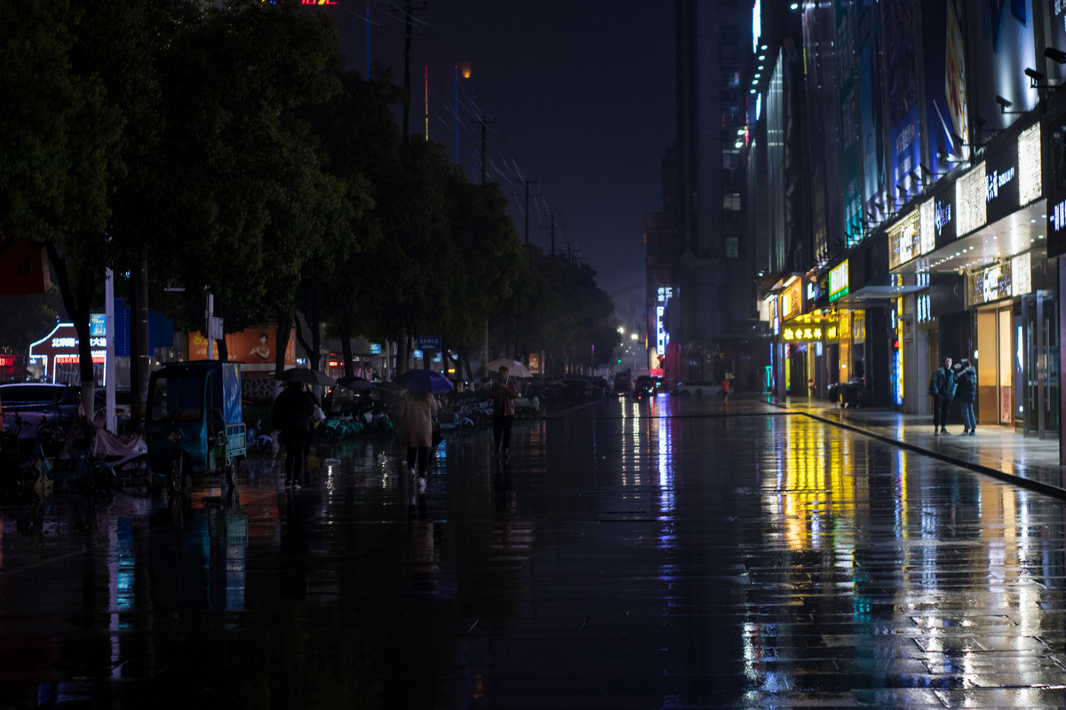 雨晚上雨水街道下雨摄影图配图图片