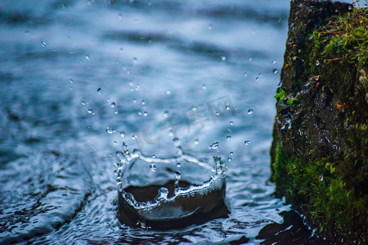 下雨天水面水滴雨水节气雨滴水面水花飞溅摄影图配图图片