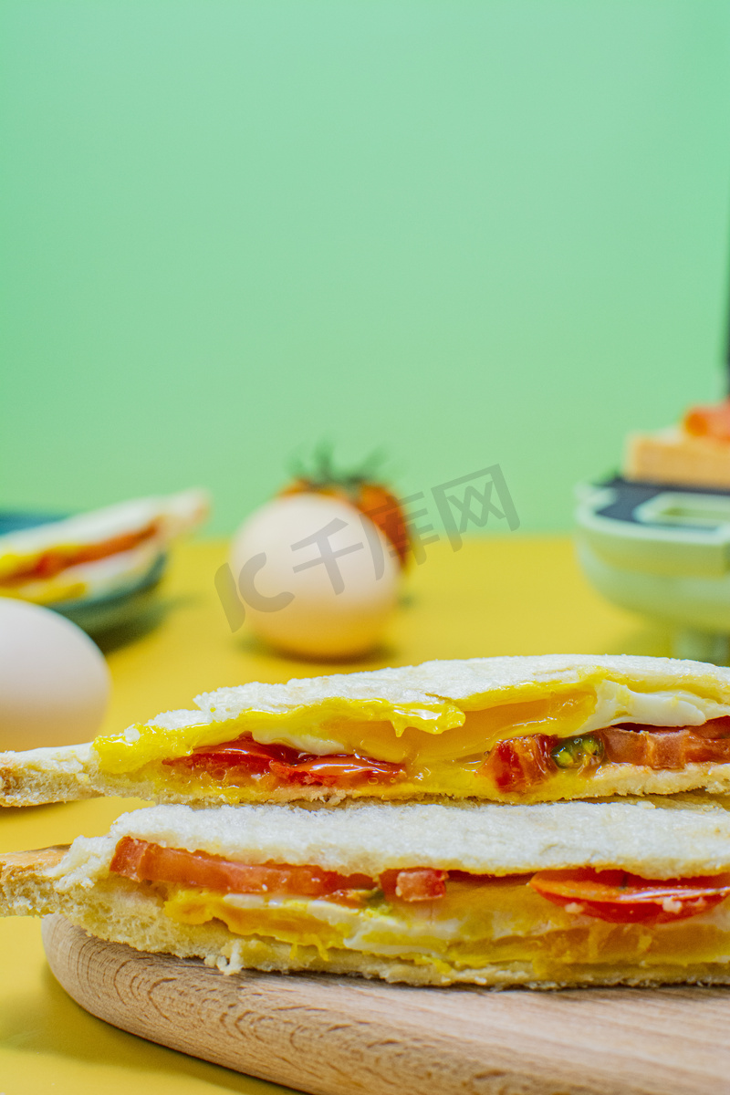 鸡蛋番茄三明治早晨三明治室内静物摄影图配图图片