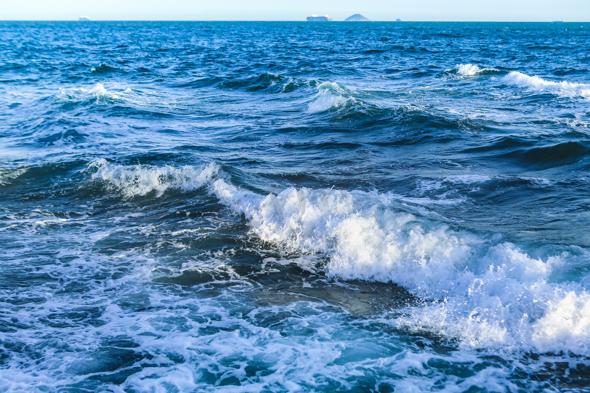 简约场景大海中的海浪图片