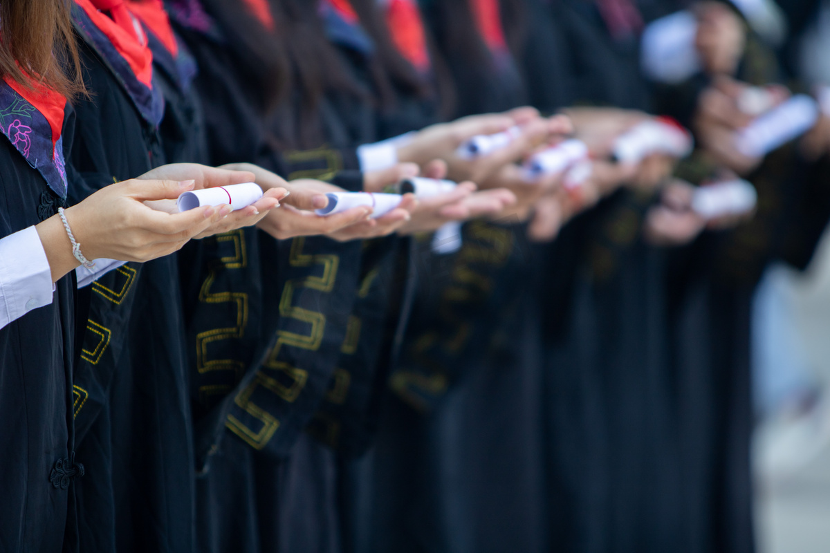 大学生穿学士服毕业典礼毕业照图片