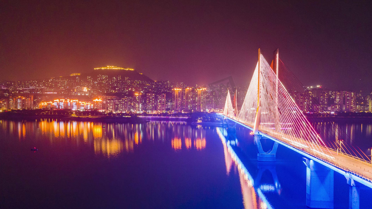 航拍赛博朋克风长江大桥夜景城市车流图片