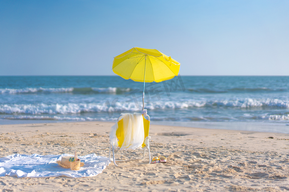 度假中的沙滩椅下午儿童沙滩椅沙滩度假摄影图配图图片