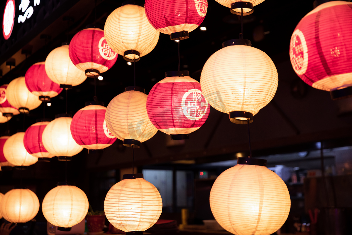 餐饮店铺夜晚日式餐厅门口的装饰灯笼美食城吃饭摄影图配图图片