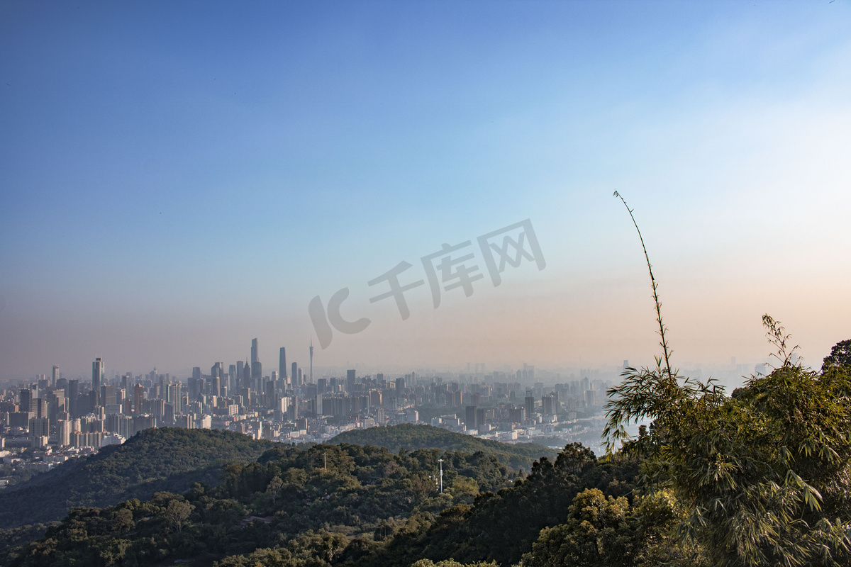 广州下午白云山城市俯瞰摄影图配图图片