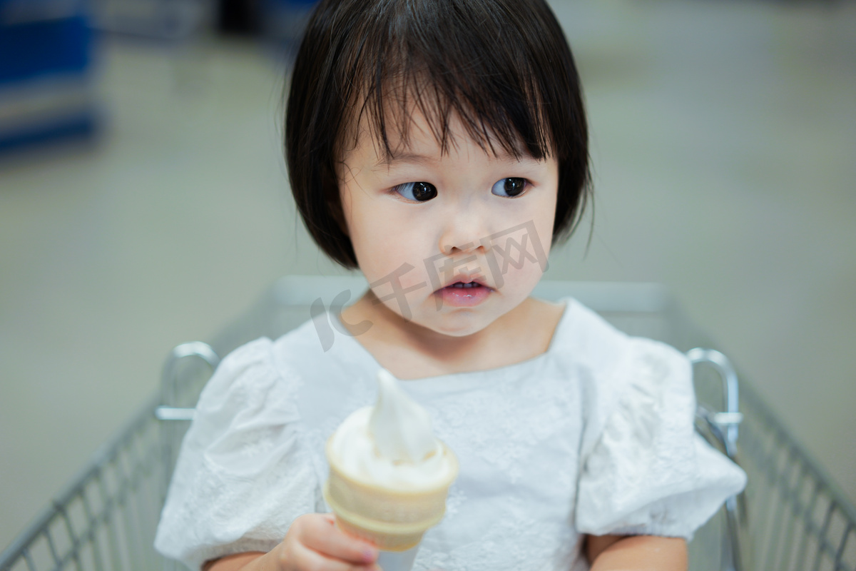 儿童孩子吃雪糕小女孩下午女孩宜家吃雪糕正面摄影图配图图片