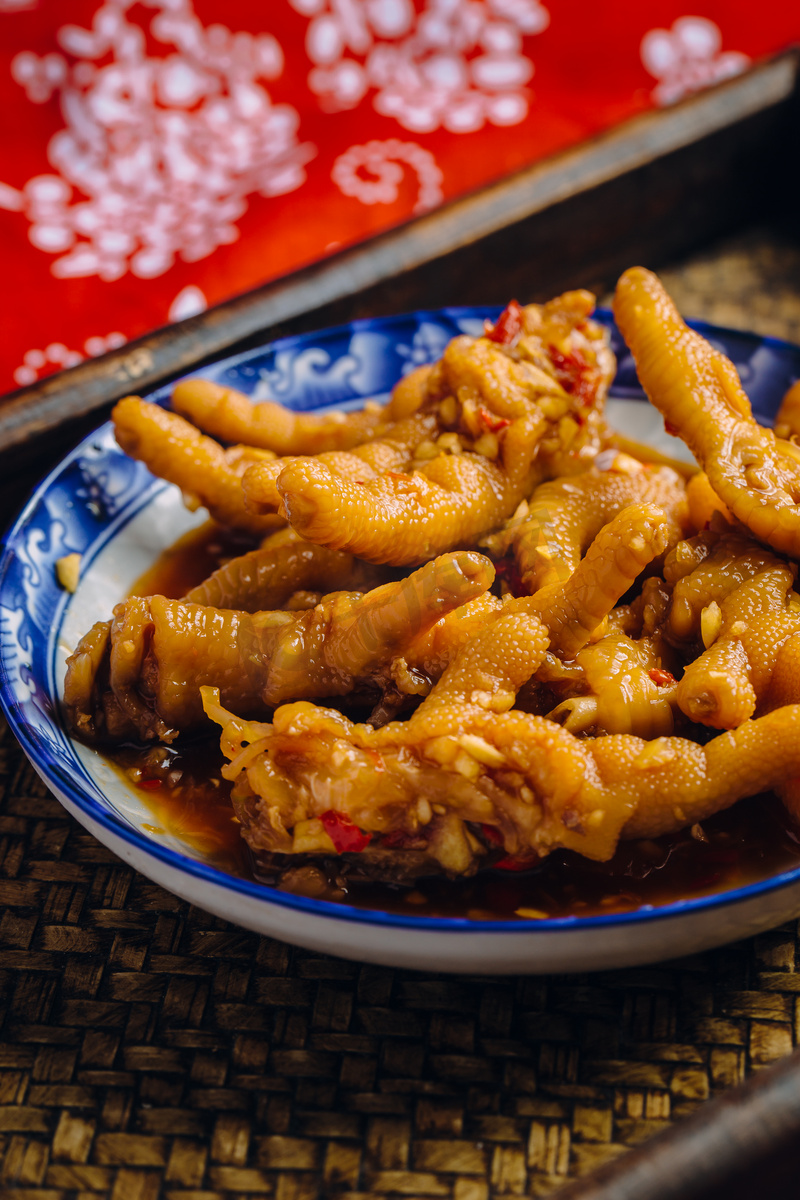 凤爪鸡爪春季美食中式传统青花瓷碗摄影图配图图片