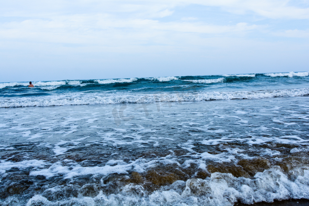 威海白天海浪海滩涨潮摄影图配图图片