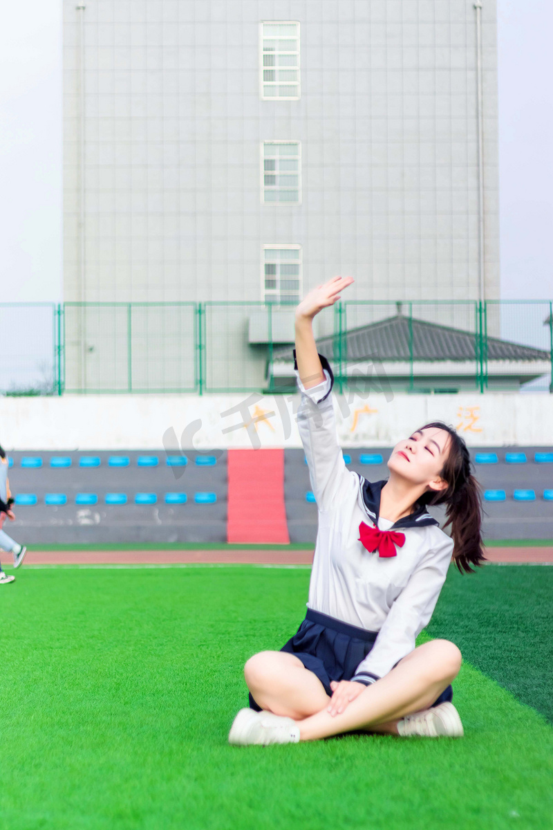 日系少女下午美女人物操场坐摄影图配图图片