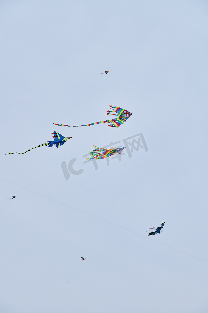 春游白天一群人天空放风筝摄影图配图图片