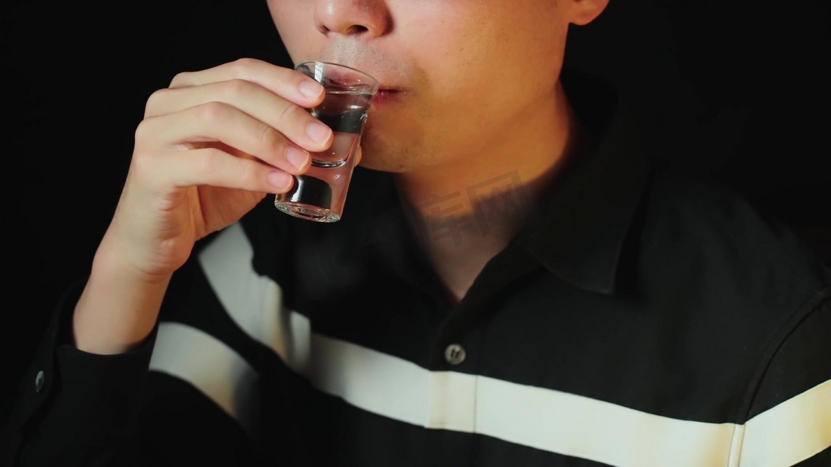 男人喝酒品酒嘴部特写白酒广告宣传镜头实拍图片