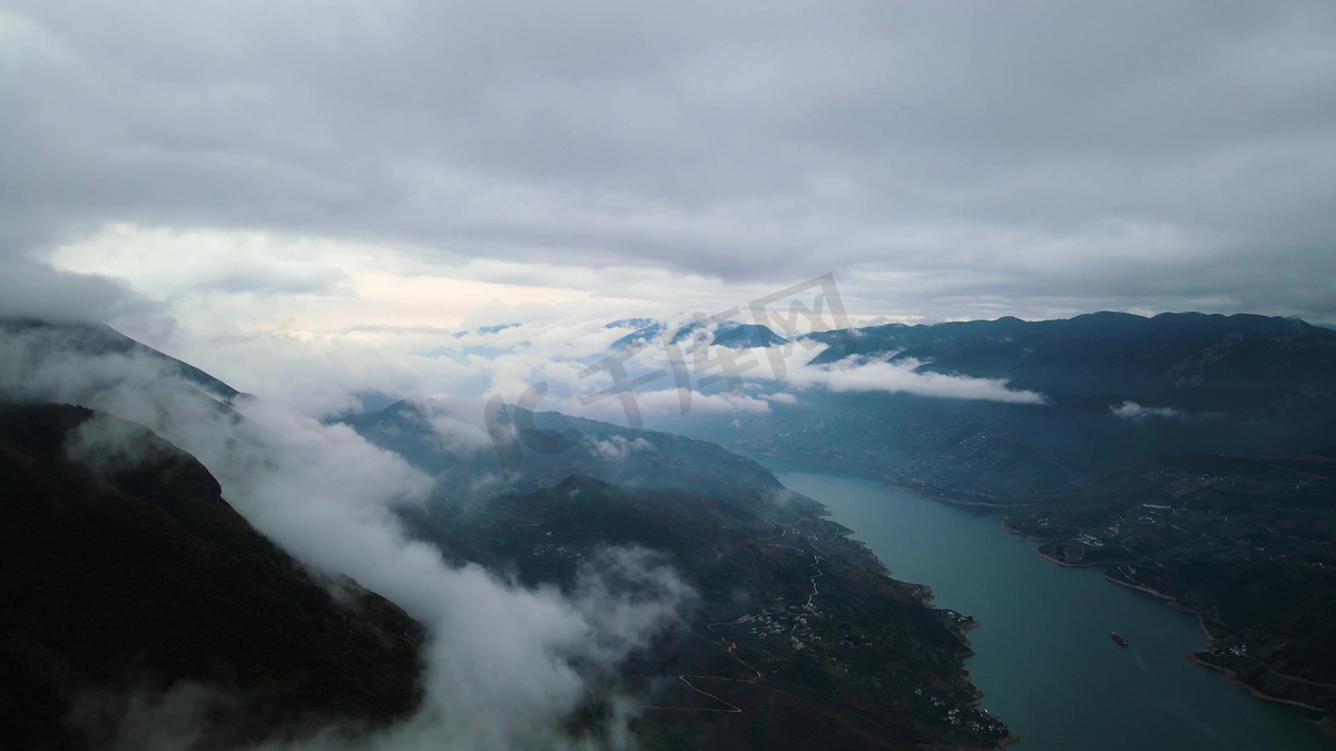 重庆瞿塘峡山间清晨云雾河流山川风景图片