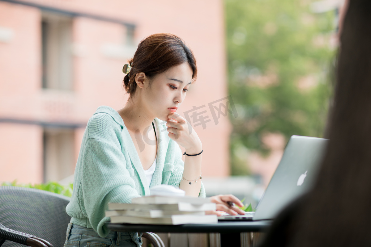 学习教育白天用电脑学习的女学生户外思考摄影图配图图片