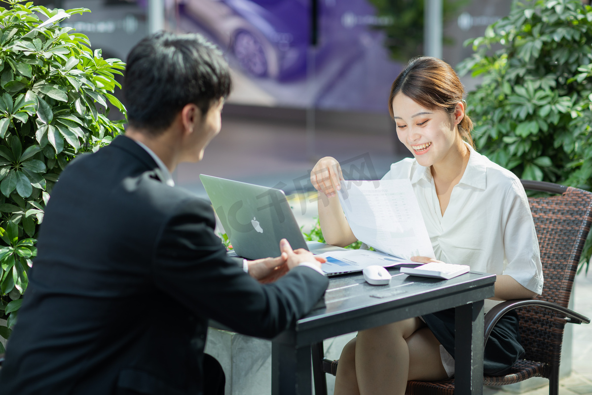 商务白天面试求职者的女领导户外看简历问问题摄影图配图图片